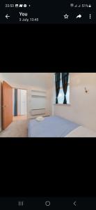 uma fotografia de um quarto com uma cama e uma janela em Princess Street Apartment em Manchester