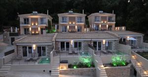 una vista aérea de una mansión por la noche en Elais Luxury Villas, en Parga