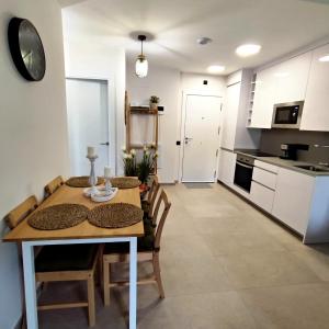 拉克魯斯的住宿－Lujoso Apartamento completo, Piscina, Terraza con vistas al Teide，厨房以及带桌椅的用餐室。