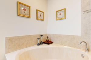 Koupelna v ubytování Sunseekers 4400 Unit C-103 A + 18 fotografií