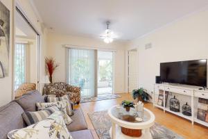 TV a/nebo společenská místnost v ubytování Sunseekers 4400 Unit C-103 A