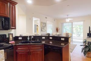 Kuchyň nebo kuchyňský kout v ubytování Sunseekers 4400 Unit C-103 A