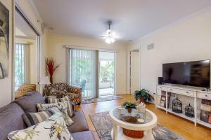 TV a/nebo společenská místnost v ubytování Sunseekers 4400 Unit C-103 B