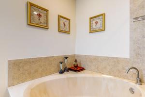 Koupelna v ubytování Sunseekers 4400 Unit C-103 B + 13 fotografií