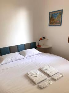 Una cama blanca con dos toallas encima. en Como Lake Milano Dream Apartment en Guanzate