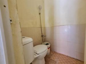 Kamar mandi di AYU HOMESTAY SYARIAH SUKABUMI