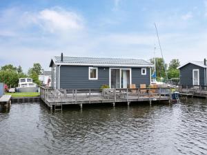 a house on a dock on a body of water at Grote Karekiet 24-22 in Breukelen
