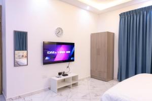 TV a/nebo společenská místnost v ubytování Cozy Studio Apartment, East Airport