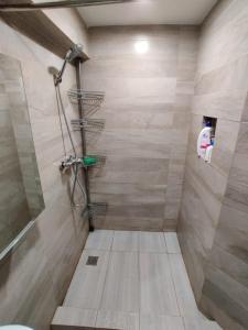 馬尼拉的住宿－Monalisa Gilmore Tower，一间铺有瓷砖地板的带淋浴的浴室
