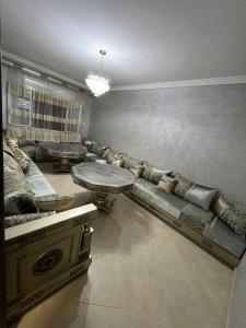 un soggiorno con divano e tavolo di Appartement boulaàyoun de luxe à louer nador 2 a Nador