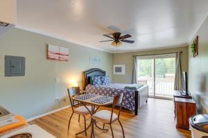 ein Wohnzimmer mit einem Bett und einem Tisch in der Unterkunft Pet-Friendly Fayetteville Getaway Near Hiking! in Fayetteville