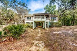 Casa grande con porche en un patio en Suwanee House, en Bell