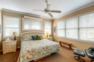 una camera con letto e ventilatore a soffitto di Suwanee House & Riverbend a Bell
