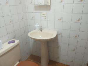 a bathroom with a sink and a toilet and a tub at Deslumbrante Apartamento Central in Curitiba +26 photos