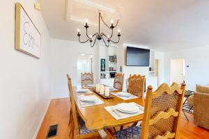 Un comedor con mesa y sillas de madera. en Casita de la Maracuyá & Tierra De La Maracuyá, en Fallbrook