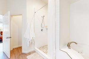 Un baño blanco con ducha y lavabo. en Casita de la Maracuyá & Tierra De La Maracuyá, en Fallbrook 26 fotos más
