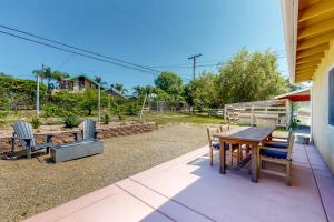 Un patio con una mesa y sillas de madera. en Casita de la Maracuyá & Tierra De La Maracuyá, en Fallbrook