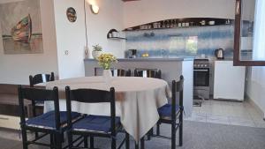 una cocina con una mesa con un jarrón de flores. en Apartments with a parking space Kraj, Pasman - 8372 en Tkon