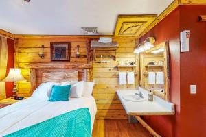 - une chambre avec un lit et un lavabo dans l'établissement Cedaredge Lodge, Cabin 6, à Cedaredge