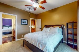 1 dormitorio con 1 cama y ventilador de techo en Luxury Mountain Getaway, en Ukiah