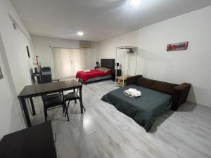 uma sala de estar com um sofá e uma mesa em Hermoso monoambiente totalmente equipado- M em Buenos Aires