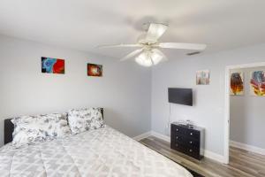 a bedroom with a ceiling fan and a bed at Sugar Berry Suites in Tallahassee