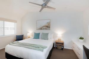 um quarto com uma cama e uma ventoinha de tecto em Reflections Massy Greene - Holiday Park em Brunswick Heads