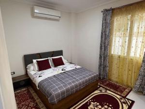 Giường trong phòng chung tại شقه عصريه