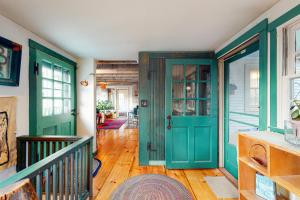 een kamer met een groene deur en houten vloeren bij Katuah in Plainfield