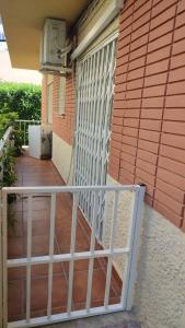 un balcón con una valla blanca y un calentador en Habitación independiente céntrica, en Fuengirola