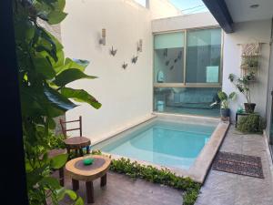 uma piscina no quintal de uma casa em Casa Kaan ha em Mérida