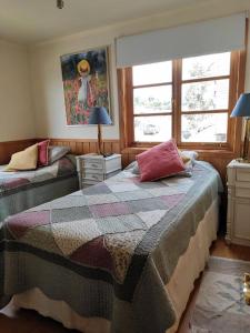 Un pat sau paturi într-o cameră la Puerto Varas, habitación doble