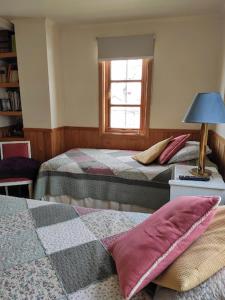 1 dormitorio con 2 camas y ventana en Puerto Varas, habitación doble, en Puerto Varas