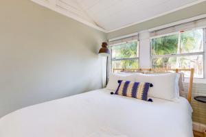 - une chambre avec un lit blanc et 2 fenêtres dans l'établissement The Hideaway, à Fort Lauderdale