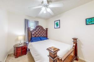 a bedroom with a bed and a ceiling fan at It's Always Sunny in Killeen in Killeen