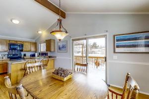 cocina y comedor con mesa de madera en Sandy with a View, en Sandy