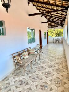 蒂拉登蒂斯的住宿－Pousada João do Táxi，客厅设有1张位于瓷砖地板的长凳