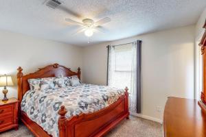 - une chambre avec un lit et un ventilateur de plafond dans l'établissement The Mermaid Tale, à Pensacola