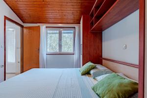 En eller flere senge i et værelse på Holiday house with a parking space Cove Stratincica, Korcula - 21558