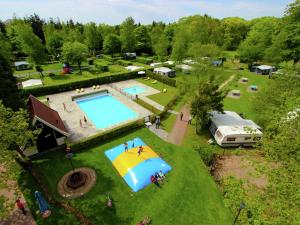 una vista aérea de un parque con 2 piscinas en Beautiful cottage with dishwasher, in a holiday park not far from Giethoorn, en De Bult