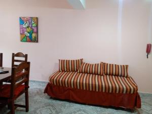 - un canapé dans le salon avec une table dans l'établissement Gran ubicación, à San Juan