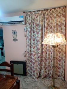 une lampe et un rideau avec un hibou sur le mur dans l'établissement Gran ubicación, à San Juan 1 autre photo