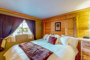Ένα ή περισσότερα κρεβάτια σε δωμάτιο στο Cedaredge Lodge, Cabin 2