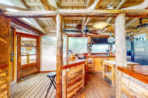 cocina con suelo y paredes de madera en Cedaredge Lodge, Cabin 1 en Cedaredge