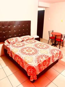 Łóżko lub łóżka w pokoju w obiekcie Hospedaje Nápoles