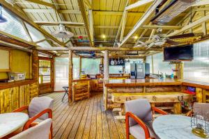 Lounge nebo bar v ubytování Cedaredge Lodge Cabin 4