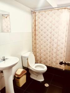 Łazienka z białą toaletą i umywalką w obiekcie Hospedaje Nápoles w mieście Trujillo