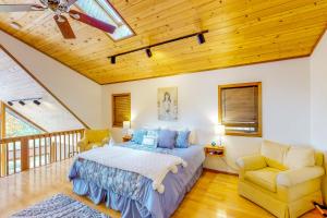 a bedroom with a bed and a wooden ceiling at Autumn Hill Lakehouse in Hinsdale
