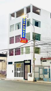 un edificio blanco con un cartel para un hotel en Hospedaje Nápoles, en Trujillo