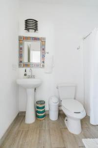 uma casa de banho branca com um WC e um lavatório em Casa Fenix em Sayulita